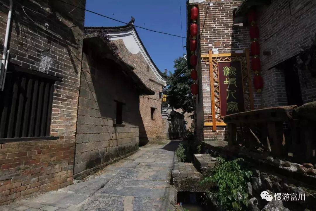 徽派古村梯田花海,徽派建筑油菜花田