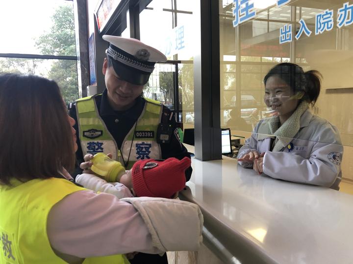 杭金衢高速上翻车，硬核奶奶保护怀中3个月大的婴儿毫发无伤