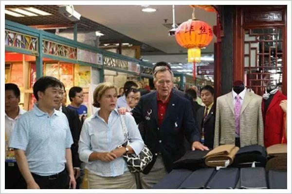 全部都是假货！35亿奢侈品被查，造假者月入100万…