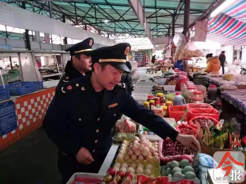 柳州追查“虾扯蛋”辣条！这些校园周边店铺，你家孩子光顾过吗？