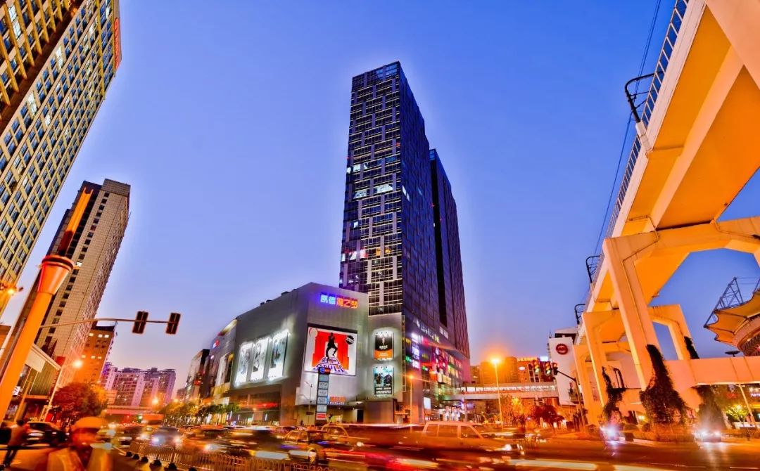 隔壁桌的女同事去了一趟凯德龙之梦虹口，居然带回来一部新手机？！