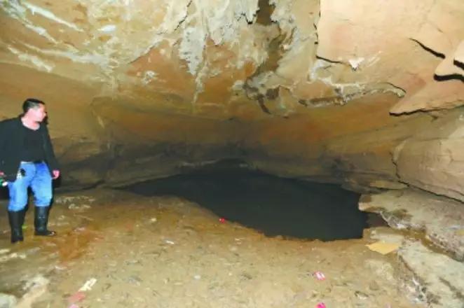 11人溶洞避暑9失联获救后跪谢,15岁洞穴失踪5天搜救无果