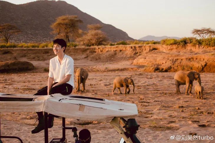 时髦办|穿上昊然弟弟的方领白衬衫，我有初恋的感觉