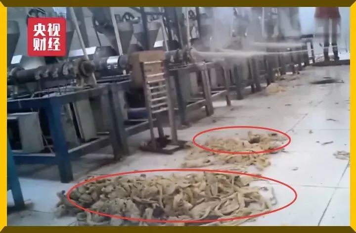 发现男友与前任联系，女子连吃5大包辣条，结果…