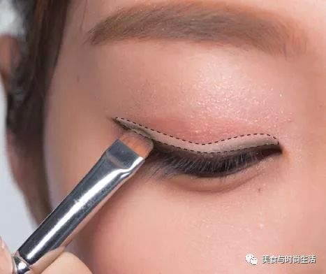 温柔又元气的杏粉色妆容,粉色系光泽感妆容