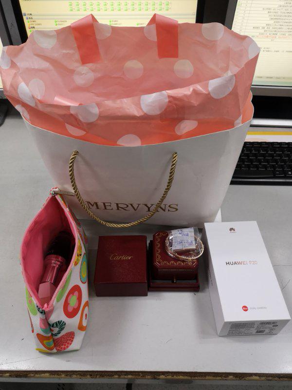 【听】卡地亚手镯银行支票遗落地铁上海地铁频现“马大哈”