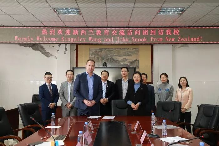 新西兰基督城凯思中学国际部主任KingsleyWang和国立西方理工学院校长JohnSnook到简阳中学交流