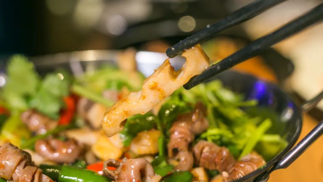 4折从四川吃到广东！我左手拿麦，右手啤酒，在这个“千面餐厅”里嗨到凌晨？