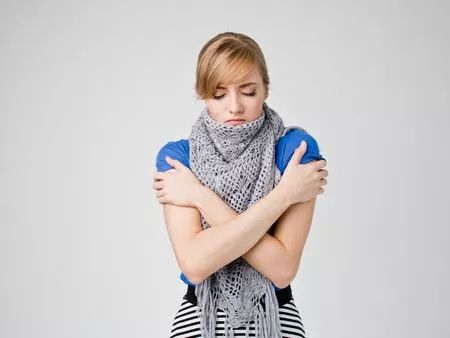 发烧了为什么人身体会热,为什么发烧都会觉得冷手脚都发烫