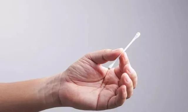 棉签抠耳朵导致癫痫,警惕掏耳朵竟暗藏这些危险