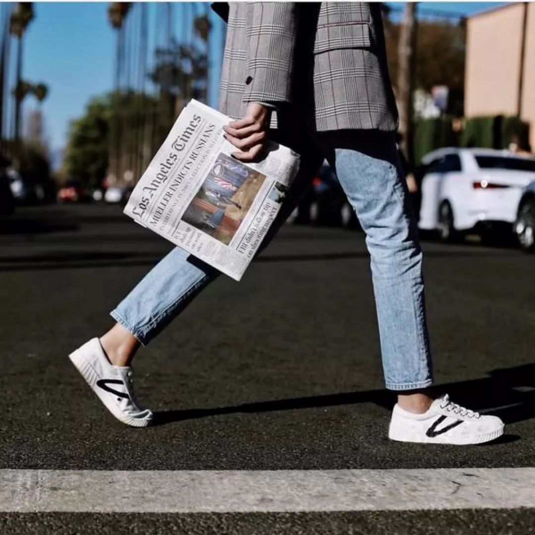 卫衣搭配牛仔裤和小白鞋,卫衣搭配黑大衣小白鞋男生