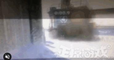 正经GIF囧图:女人不要和男人比骚,地铁上的泳装让人把持不住