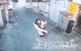 正经GIF囧图:女人不要和男人比骚,地铁上的泳装让人把持不住