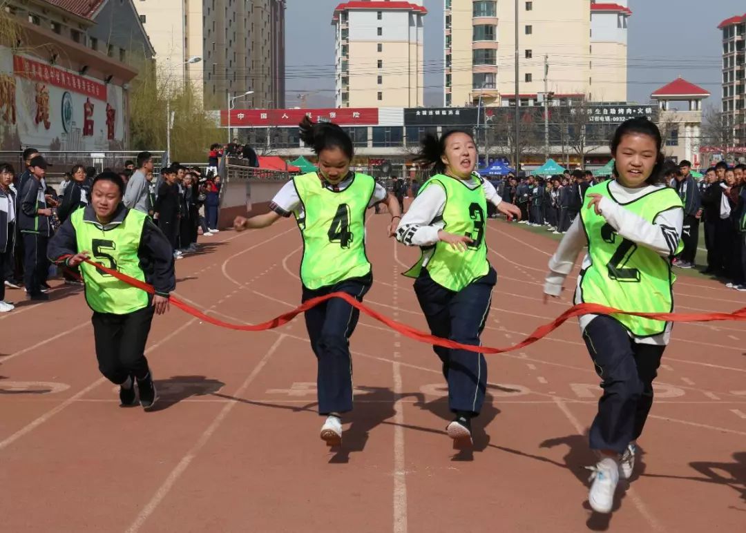 定格精彩瞬间彰显体育精神,丹棱中学60届田径运动会精彩瞬间