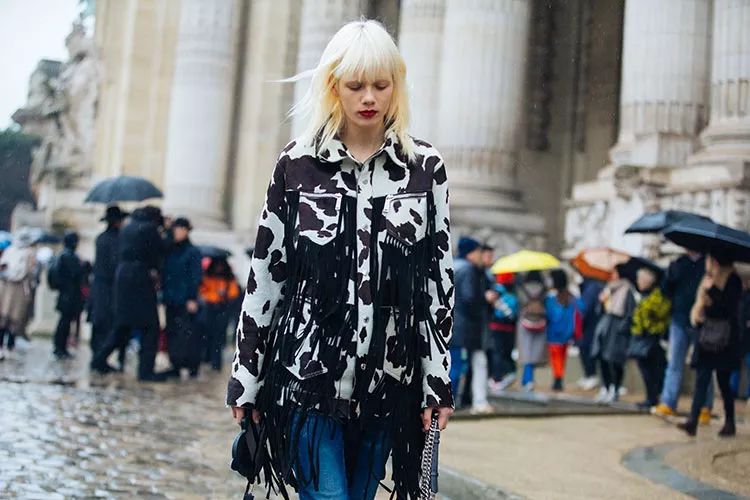 豹纹OUT，下一个C位印花轮到奶牛纹上场！