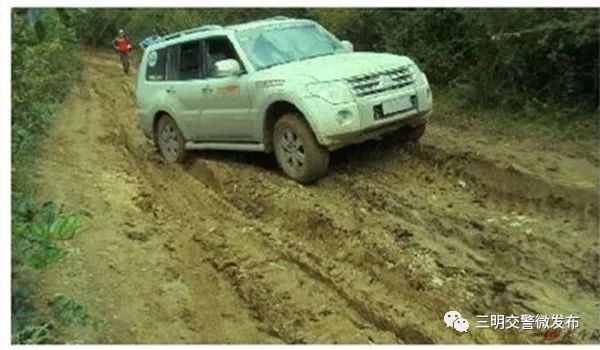 开车各种泥泞道路技巧,车辆泥泞道路行驶技巧