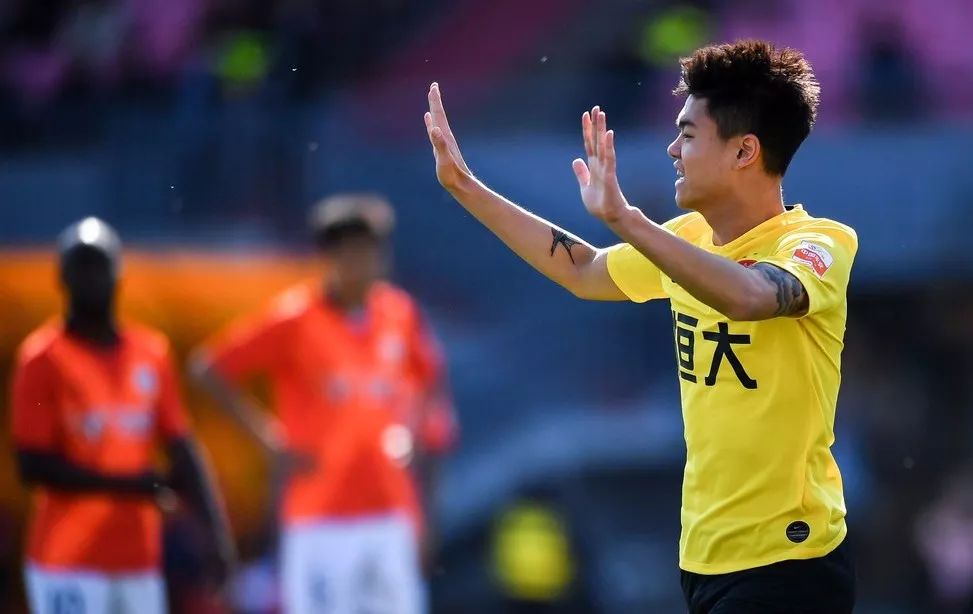 北京人和2-1广州恒大惨遭绝杀赛季首败丰台体育场成恒大滑铁卢？保利尼奥红牌惹争议球队进攻不能只靠“广州塔”