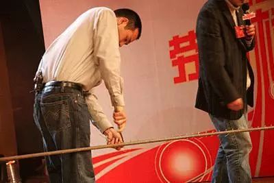 中青报纪念五四百年推首个人物:农民工贺刚的逆袭!