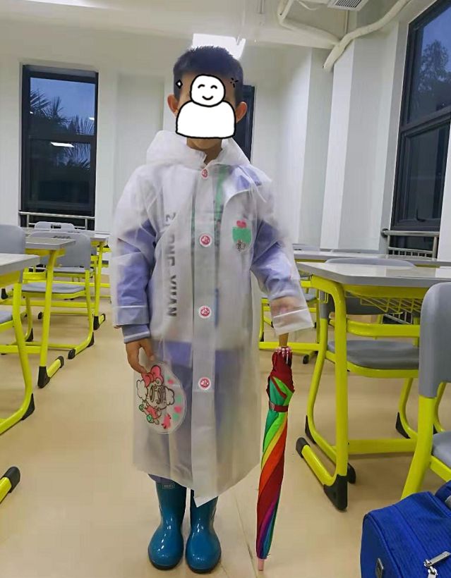 给孩子选雨衣有什么要求,雨衣雨鞋给孩子备好