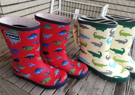 给孩子选雨衣有什么要求,雨衣雨鞋给孩子备好