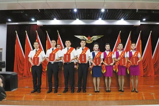 一条评论引网友愤怒,一条微博引发热议知乎