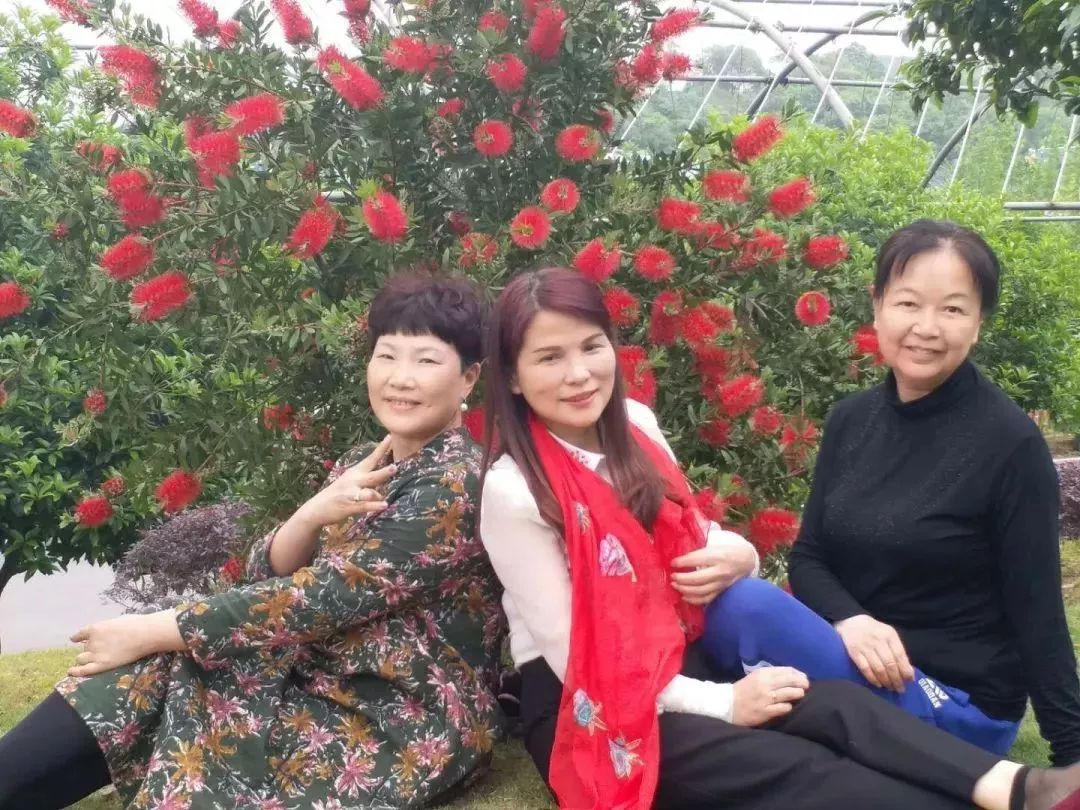 喜煞了！中国大妈外出旅游标准动作合辑！一招大雁南飞炫翻天！