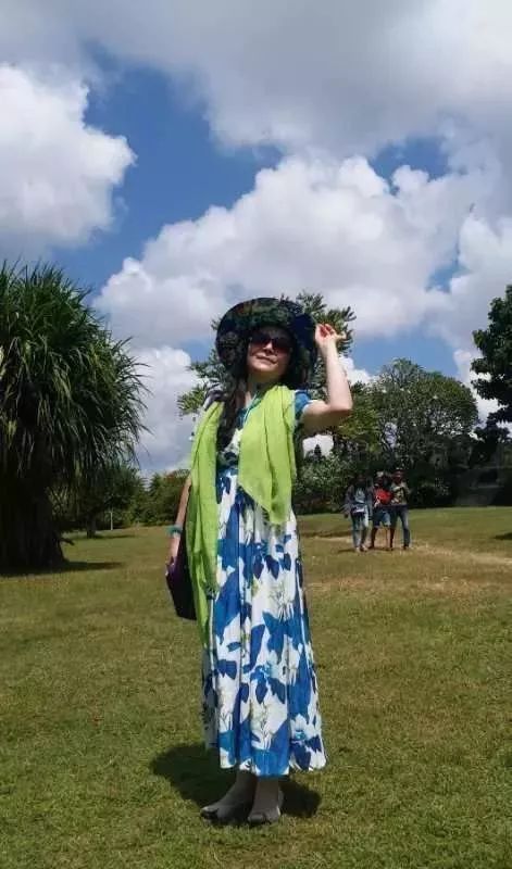 喜煞了！中国大妈外出旅游标准动作合辑！一招大雁南飞炫翻天！