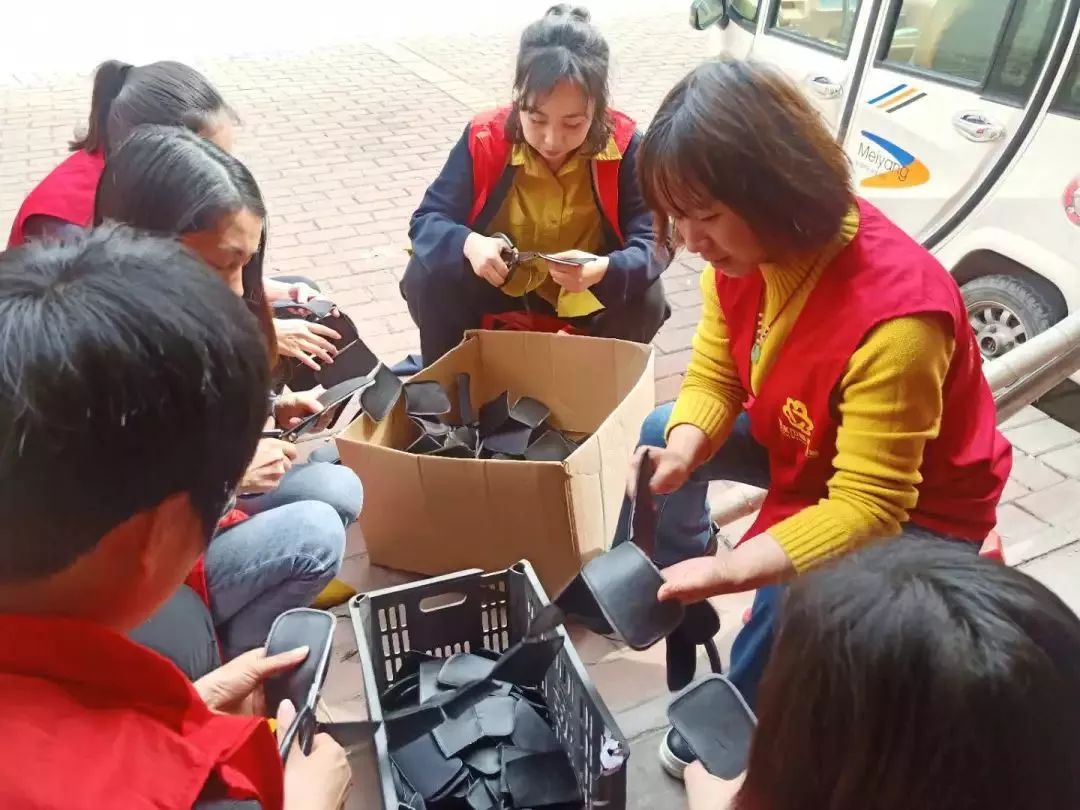 在厂里做小生意,在小工厂工作