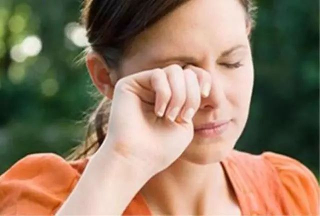 被辣椒辣到眼睛旁边皮肤怎么办,被辣椒辣到了眼睛怎么办