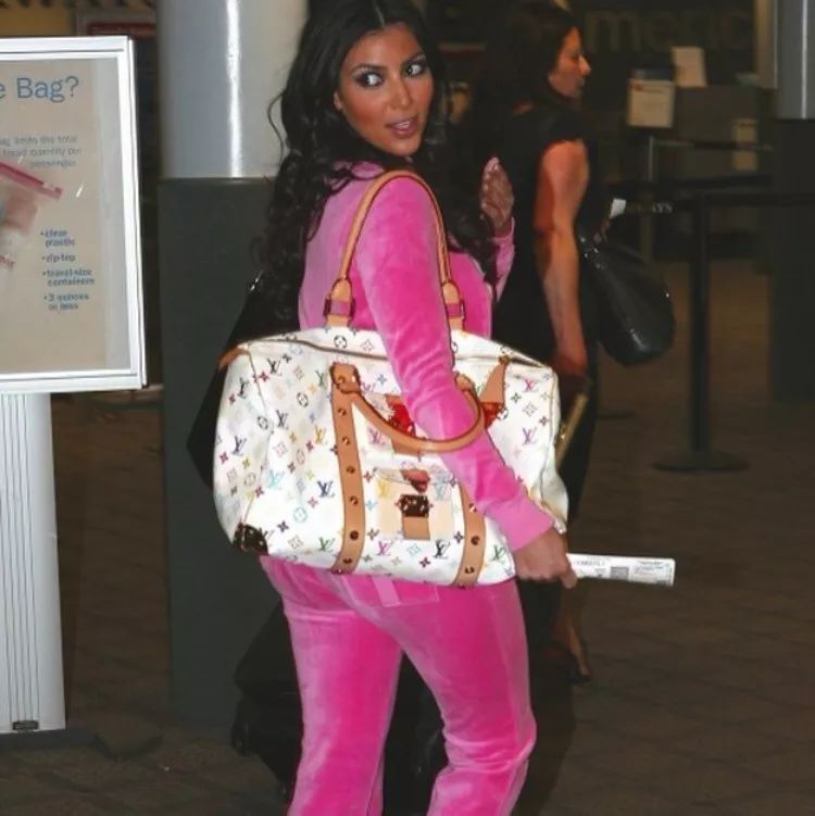 买假名牌的女孩,买假货的女生