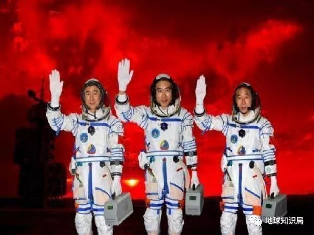 宇航员不小心掉进太空中,宇航员工作时不小心摔下太空