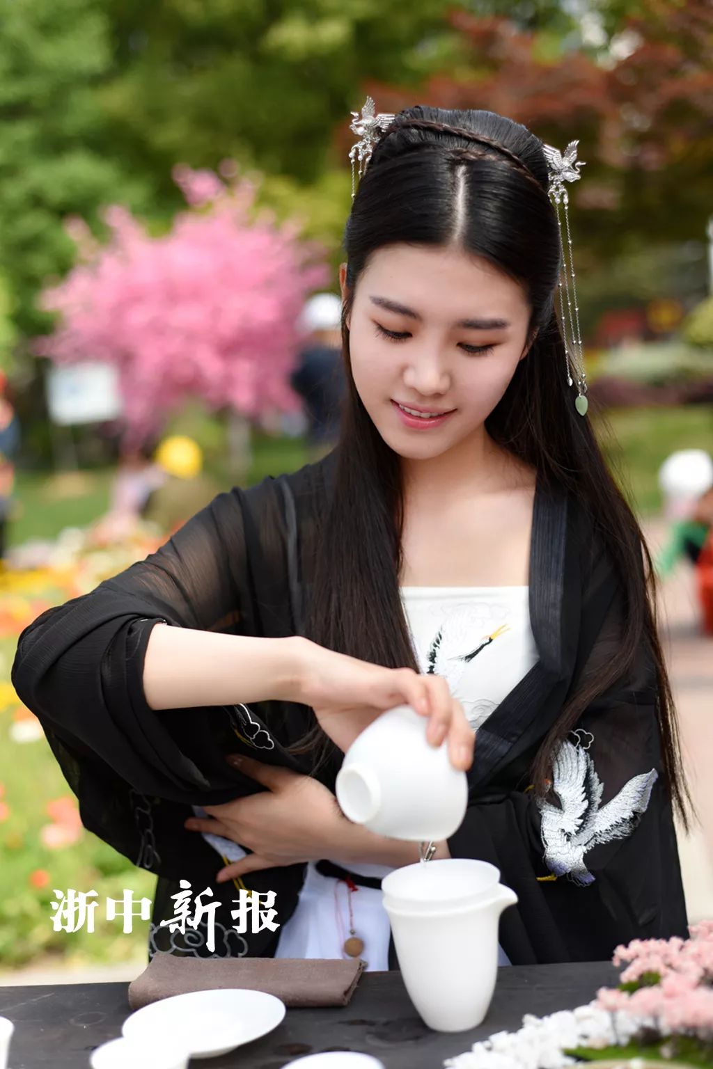 来杯谷雨茶？爱喝茶的小姐姐颜值都不低哟！