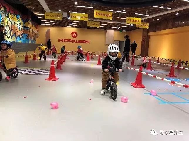 100个亲子互动游乐项目,100多平米的亲子游乐场