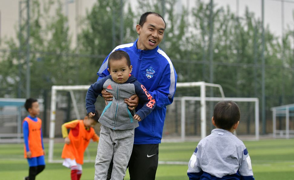 生日会的热闹没赶上？还有好戏！根伟送签名足球啦，来留言吧！