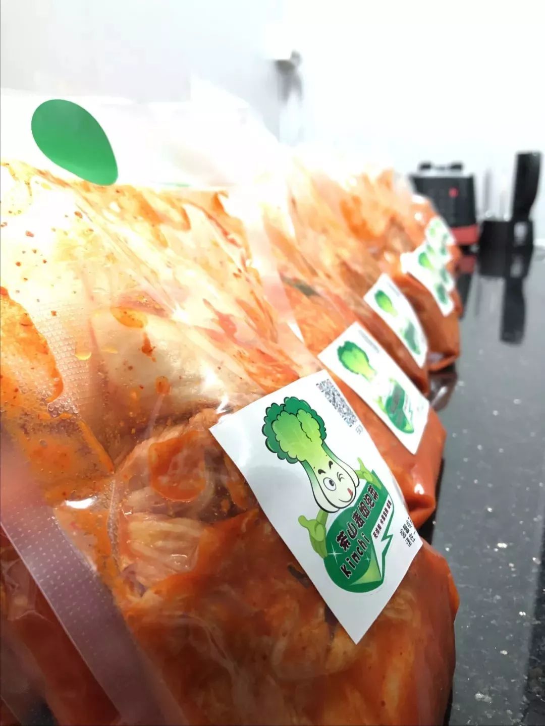 她连续三年，走遍大半个韩国学习传统泡菜，改良后的泡菜，要排单一个星期以上才能买到！