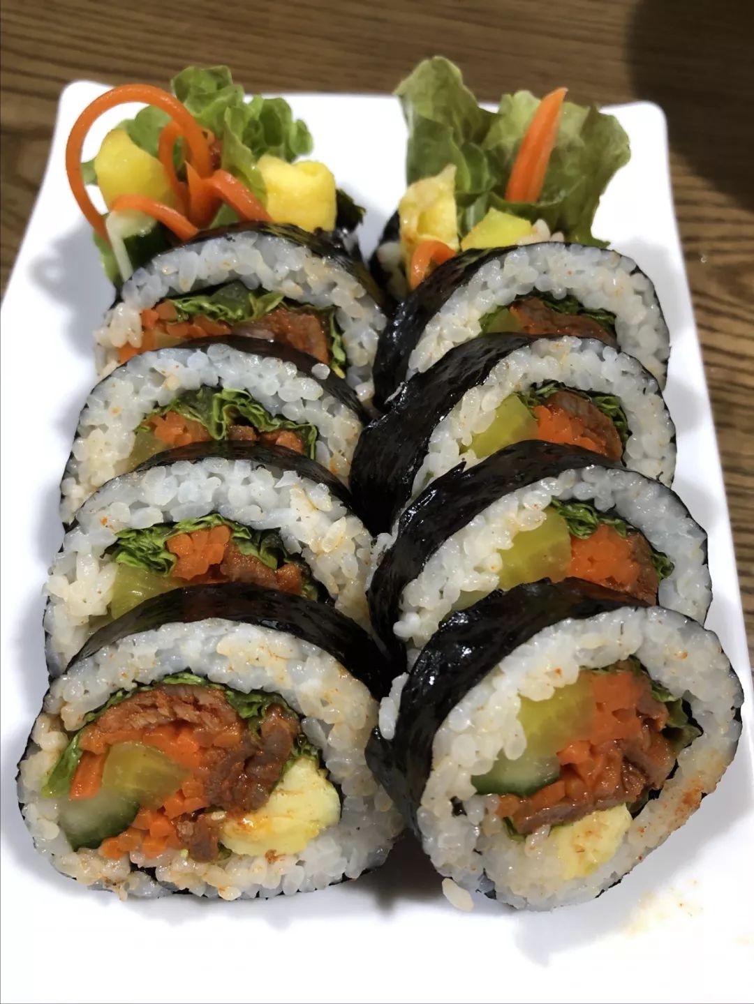 她连续三年，走遍大半个韩国学习传统泡菜，改良后的泡菜，要排单一个星期以上才能买到！