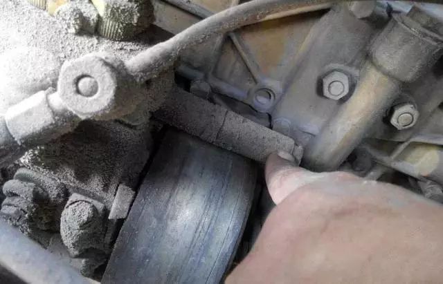 早上启动发动机冒白烟,柴油发动机冒白烟启动不了