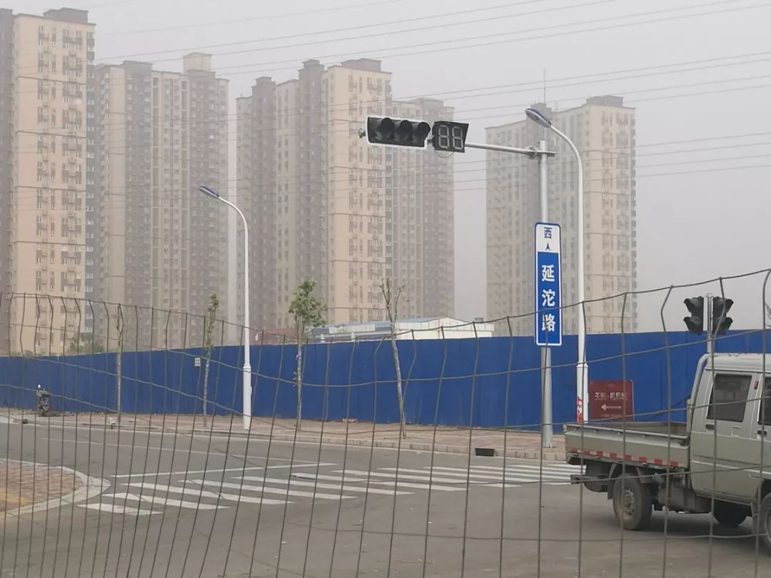 路上被违停车辆挡住出口怎么办,红绿灯路口中间停车怎么处理