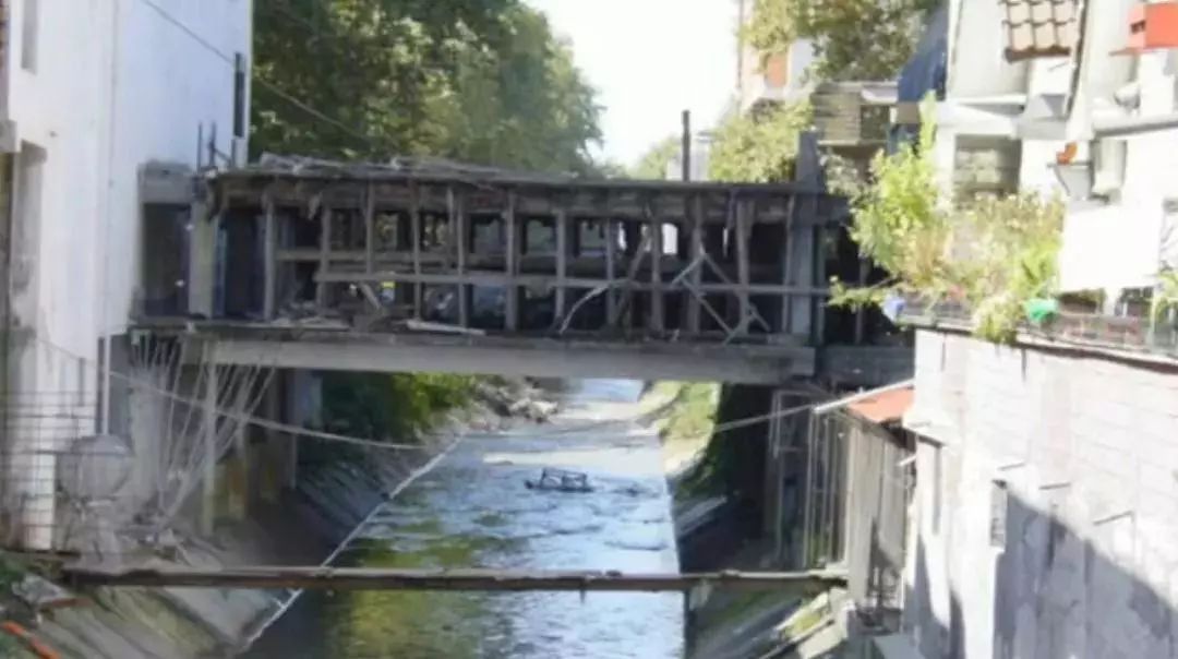 画家改行当总理，只做“面子工程”，却靠刷墙拯救了他的国家