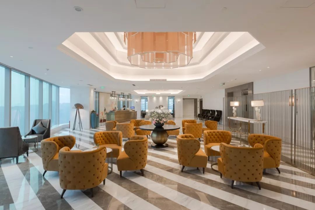 在重庆之巅，住云端奢居吃米其林大餐，刷新山城奢华新高度！