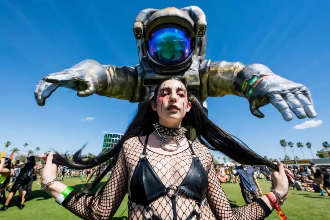 据说美国最骚的仔们都来这片沙漠里开趴