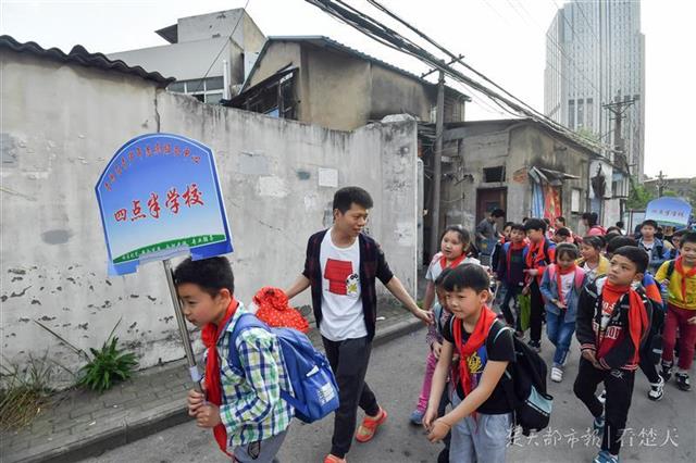 武汉武昌区有个免费的四点半学校,暖心“男阿姨”用爱守护“流动花朵”