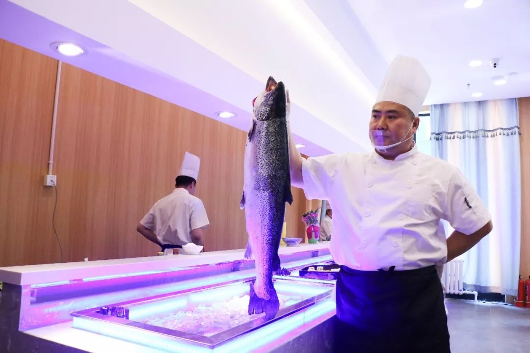 海鲜随便吃…还奖100块？遇上哈尔滨这家新店开业，减肥*党**哭了