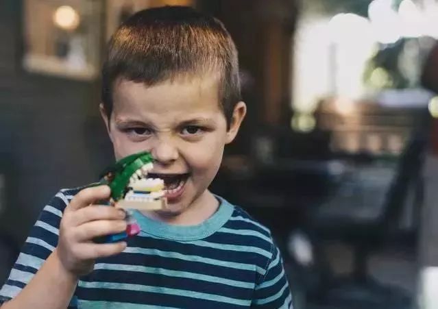 紧急提醒出门一定要警惕,坐飞机外出旅行需要带哪些行李