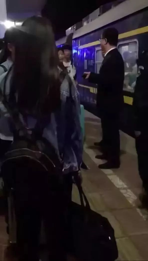 太过分了！竟然被堵在了火车上