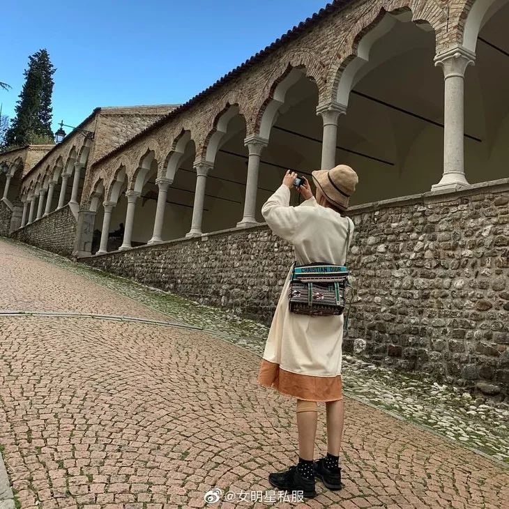 寰嬫斂淇忎匠浜篴j,寰嬫斂淇忎匠浜洪噷闈㈢殑elle