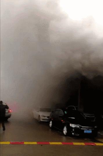 东莞一车行突发火灾，竟是人为纵火！警方通报来了…