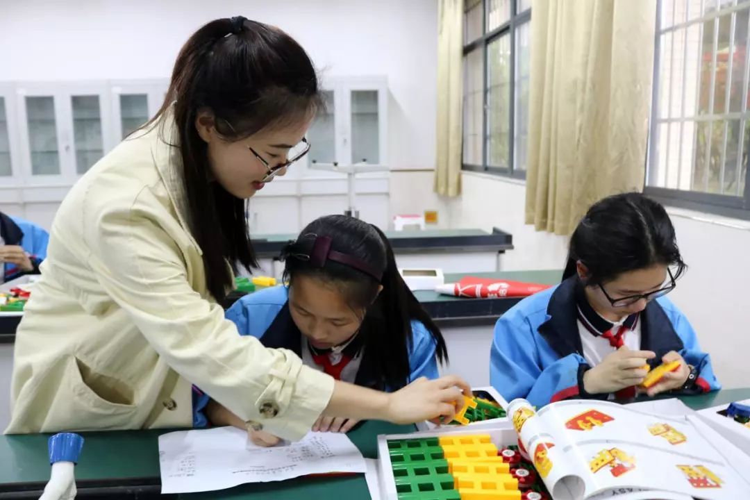 快乐体验快乐成长,快乐体验成长绘画二年级