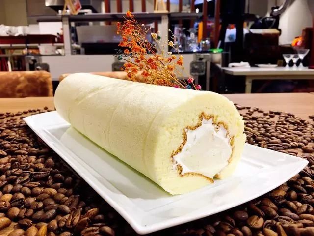 奶油奶冻蛋糕卷 (奶冻蛋糕卷如何做)