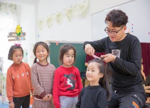 90后男幼师,90后帅气男幼师带娃